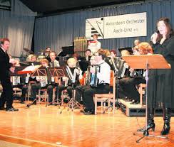 Unterstützt wurde das Akkordeonorchester von Sängerin Tanja Muffler, als das erste Orchester vier der bekanntesten Songs ... - HK2008_SK