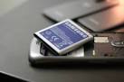 http://androidandme.wpengine.netdna-cdn.com/wp-content/uploads/2012/01/galaxy-nexus-battery-and-back-plate-2-630x420.jpg