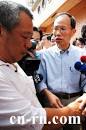薛香川关切何鸿义伤势／“行政院秘书长”薛香川（右）十五日前往台北县瑞芳慰问遭日