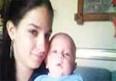 ... katil zanlısı Ömer Yavuz (22), elinde 6 aylık çocuğu Caner ile geldiği . - cinayet02T6O