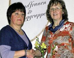 Inge Kunert (links), Vorsitzende der Bischoffinger Landfrauen, bedankte sich bei Elfriede Schmidlin für ihre 18-jährige Tätigkeit als Rechnerin mit einem ... - 42721729