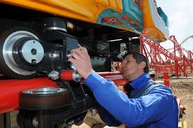 Für Roman Hauer, Ingenieur des TÜV Süd, gehört das Achterbahn-Fahren zum Beruf.