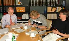Vertragsunterzeichnung. v.l.n.r.: Klaus Rothfahl (Notar), Volker Wilke (RIWETHO eG.), sowie. Wolfgang Kiehle (Wohnbundberatung NRW)