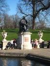 Statue of Edward Jenner - via Daymix
