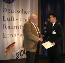Ing. Stefan Lee, Absolvent im Studiengang Flugzeugbau der HAW Hamburg, erhielt am 17.11.03 als ...