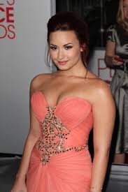 Espie os belos decotes das celebridades teens - Foto 7 - Jovem - R7