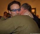 Bono hilft Guggi bei seiner Austellung   U2 News   U2tour