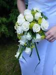 wedding bouquet white roses - via Daymix