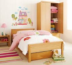 Kamar Tidur Anak Perempuan Sederhana Dengan Ranjang Kayu Anak ...