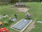 Roald Dahl's Grave and - via Daymix