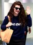 Lorde writes thank-you note to hometown fans in New Zealand local.