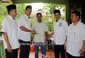 ZULKURNAIN Kamisan (dua dari kiri) menyampaikan sumbangan kepada Kamal Mahat sempena program Ziarah Ramadan Pemuda UMNO 13 di Kampung Parit Bugis, Pontian, ... - wj_01.1