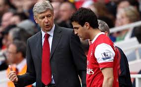 Arsene Wenger junto a Cesc Fábregas