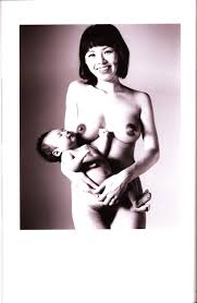 母子 裸|裸の母親がベッドで赤ちゃんと遊んでいます。母子の健康。の写真 ...