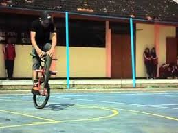 Atraksi Sepeda BMX (BMX Club) - YouTube