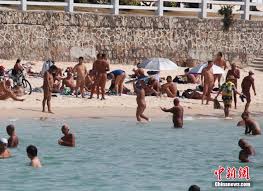 海滩 裸|巴西美女裸上身抗议海滩禁浴令[1]- 中国日报网