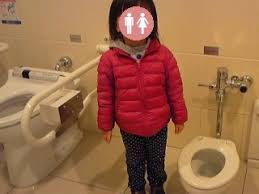 女児　トイレ|【トイレトレーニング5日目！】2歳女児トイトレ本実践！準備編ステップ３！オムツ脱いでオマルに座れる？