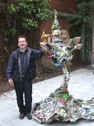 Thomas Virnich mit der Skulptur ...