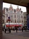 The quality of the façade seems out of proportion to that of the tenant. - via Daymix