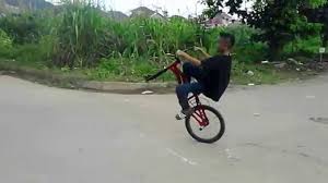 VIDEO KEREN] Atraksi Sepeda BMX Anak Kecil di Samarinda - YouTube