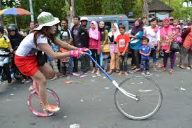 Atraksi Sepeda Unik dan Lucu di Kota Bojonegoro - YouTube