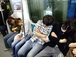 durmiendo en el metro