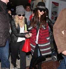 Selena, Vanessa và Ashley tay trong tay thân thiết đi shopping ... - selena-vanessa-va-ashley-tay-trong-tay-than-thiet-di-shopping