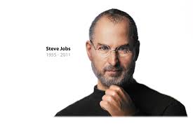 In Icons verkauft eine realistisch aussehende Steve Jobs-Actionfigur mit schwarzem Rollkragenpulli, blauer Jeans und einer Brille. Features: - Steve-Jobs-Actionfigur-von-In-Icons
