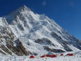 %name Gerlinde Kaltenbrunner in vetta al K2: prima donna dei 14 ottomila senza ossigeno