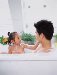娘　入浴　|泡風呂に入浴する母娘】の画像素材(14913642) | 写真素材なら ...