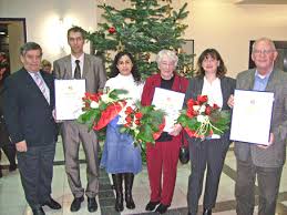 Landrat Hagen Jobi (l.) überreichte den ersten Preis an Hedwig Schmidt (3.v.r.),. den zweiten Preis an Vahid Mobini von der Gefährdetenhilfe Scheideweg (2.