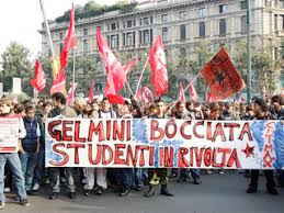 Le uova marce, più telegeniche delle contestazioni alla Gelmini. I Tg non ne "mancano" una