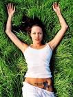 HOT and NEW: Η Angelina Jolie topless με λευκό άλογο