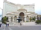 hotel casino sculpture - via Daymix