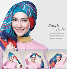 Cara Berhijab Segi Empat untuk Wajah Bulat Agar Lebih Tirus