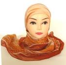 Foulard marron avec motifs sur