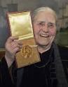Doris Lessing holds up the 2007 Nobel Prize for Literature medal after being ... - doris_lessing_narrowweb__300x381,0