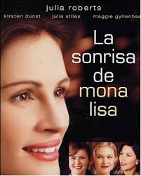 La sonrisa de monalisa, a�o 2003.. En la era de postguerra, Katherine espera que sus estu-diantes aprovechen las oportunidades que se les presentan. Sin embargo, poco despu�s de su llegada, descubre que el entorno de la prestigiosa instituci�n est� estancado en la conformidad. Seg�n su profesora, un anillo de compromiso en el dedo de una joven est� considerado un premio mayor que una buena educaci�n. A trav�s de los intentos de sus estudian-tes para encontrar su propio camino, Katherine tambi�n aprende una lecci�n diferente para ella misma