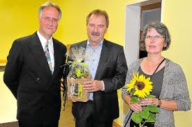 Hausherr Pfarrer Alfred Weiss (von links), Architekt Helmut Ade und die Vorsitzende der Kirchengemeinde, Jutta Reck, freuen sich über die gelungene ...