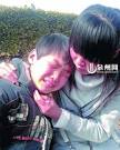 抱头痛哭（来源：东南早报）