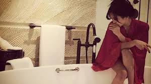 Sensasi Syahrini Foto Pose di Kamar Mandi - Tribun Lampung