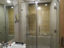 Ruang shower dalam kamar mandi disekat tirai yang tidak rapat ...