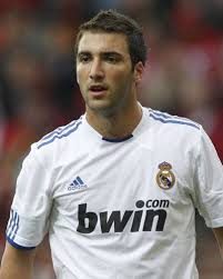 Atacante Higuain do Real Madrid da mira do Arsenal - 
