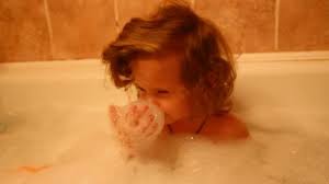 小女孩洗澡|一個小女孩洗澡。兒童保育，成長，獨立，沐浴，衛生，清潔形象 ...
