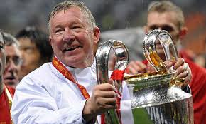 Sir Alex Ferguson junto a su última Copa de Europa lograda