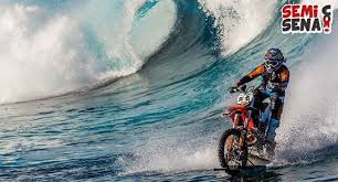 Aksi Menabjubkan Robbie Maddison Saat Berselancar dengan Motor di ...