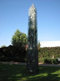 Obelisk von Michael Deiml vor dem Schulzentrum Langenhagen ...