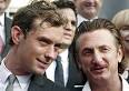 Jude Law (i) y Sean Penn (d),