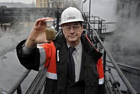 Dr. Hendrik Kathrein inmitten der Lanxess-Produktionsanlagen für Eisenhydroxid-Granulat, das zur Filterung von Arsen aus dem Wasser genutzt wird.