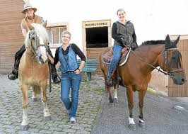 Die neuen Besitzer Stefan und Elke Bach – auf dem Bild mit Katharina Mäder (von links) haben den Bachbubenhof als Wanderreitstation im Naturpark ...